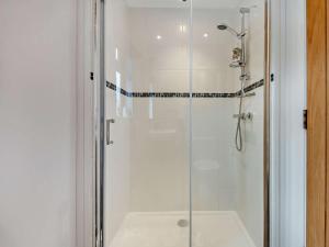 スワネージにある3 Bed in Swanage 94067の浴室のガラス扉付きシャワー +12枚の写真