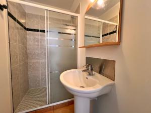 a bathroom with a sink and a shower at OPALINE maison spacieuse proche plage in Sainte-Marie-de-Ré +3 photos