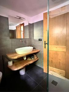 Koupelna v ubytování Mulino19- chalet in Val di Rabbi + 36 fotografií