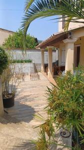 une passerelle en bois menant à une maison avec des chaises dans l'établissement Lei bugadiero, à La Croix-Valmer