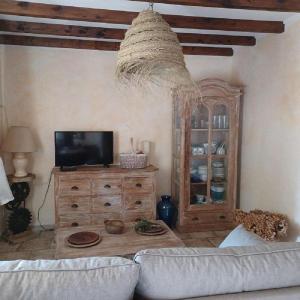 un salon avec un canapé et une télévision dans l'établissement Lei bugadiero, à La Croix-Valmer