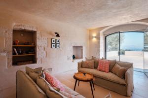 una sala de estar con un sofá y una mesa en HelloAPULIA Monopoli - Casina Menga - Luxury Villa with Pool & Sea View, en Padresergio 79 fotos más