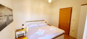 Postel nebo postele na pokoji v ubytování Spacious seaview apt, 250m to beach, 4km to Trogir - Apt Una + 10 fotografií