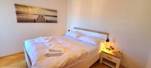 Postel nebo postele na pokoji v ubytování Spacious seaview apt, 250m to beach, 4km to Trogir - Apt Una