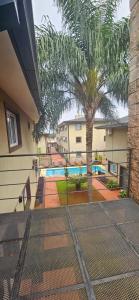 eine Palme vor einem Gebäude in der Unterkunft Las Palmas Village in Puerto Iguazú