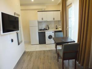 Η κουζίνα ή μικρή κουζίνα στο Antalya Apart House - 11
