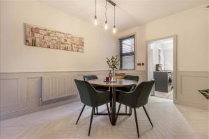 ein Esszimmer mit Tisch und Stühlen in der Unterkunft Zest Homes 34 Barton Road in Hereford + 12 Fotos