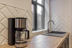 eine Küche mit einer Kaffeemaschine auf einer Theke in der Unterkunft Zest Homes 34 Barton Road in Hereford