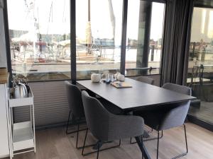Restaurace v ubytování Hausboot Fjord Nordstern mit Dachterrasse in Schleswig + 14 fotografií