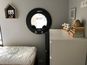 Hausboot Fjord Nordstern mit Dachterrasse in Schleswig客房内的一张或多张床位