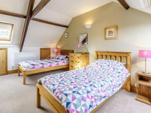 Un dormitorio con dos camas y una cómoda. en 3 Bed in Cardigan 55196, en Saint Dogmaels