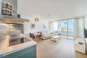 カジャオ・サルバヘにあるOcean Breeze Apartmentsのキッチン、海の景色を望むリビングルーム