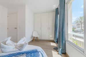 カジャオ・サルバヘにあるOcean Breeze Apartmentsのベッドと大きな窓のある寝室 +19枚の写真