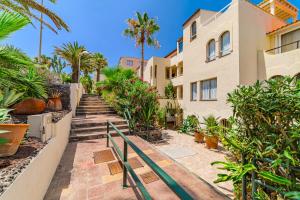 カジャオ・サルバヘにあるOcean Breeze Apartmentsのヤシの木が茂る家へと続く階段