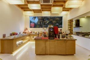 Una cocina grande con encimera en una habitación. en Casa De Goa - Boutique Resort - Calangute, en Calangute