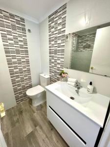 Koupelna v ubytování GATU Malvasía- Valdelagrana