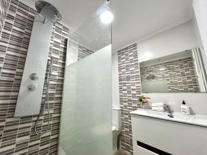 Koupelna v ubytování GATU Malvasía- Valdelagrana + 25 fotografií