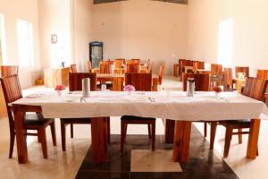 Un comedor con una mesa grande y sillas. en Desert Sam Dunes Camp, en Sām