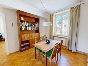 Knihovna v apartmánu