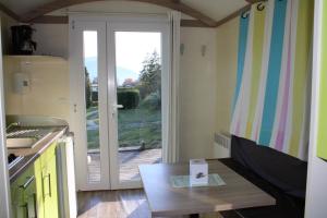 Kuchyň nebo kuchyňský kout v ubytování Camping Le Balcon de Chartreuse