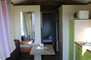 Kuchyň nebo kuchyňský kout v ubytování Camping Le Balcon de Chartreuse