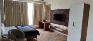 Postel nebo postele na pokoji v ubytování Tulsi Resort