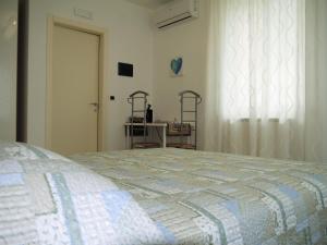 een slaapkamer met een groot bed en een raam bij Sweet Dreams in Pescara