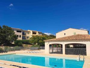 普朗德拉图尔Superbe Appartement climatisé dans résidence avec Piscine et parking的一栋楼前有游泳池的别墅 更多15张照片