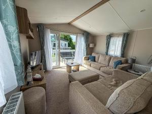 ハンスタントンにあるBeautiful Caravan With Decking At Manor Park In Hunstanton Ref 23042Bのソファとテーブルのあるリビングルーム