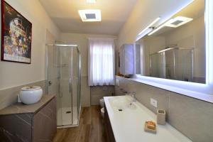 une salle de bain avec une baignoire, une douche et un lavabo dans l'établissement Suite Scacco Terrazza Vista Torre degli Sciri, à Pérouse