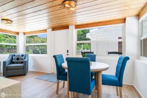 Posezení v ubytování Charming Pool Getaway, Near DT Beach Adventures