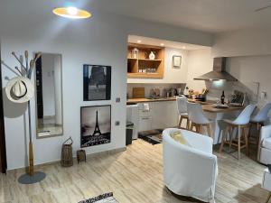 Η κουζίνα ή μικρή κουζίνα στο Ammoudi Hideaway