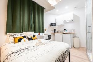 Kuchyň nebo kuchyňský kout v ubytování THEM'APPARTS BORDEAUX Sainte Croix