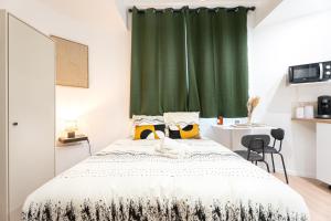 Postel nebo postele na pokoji v ubytování THEM'APPARTS BORDEAUX Sainte Croix