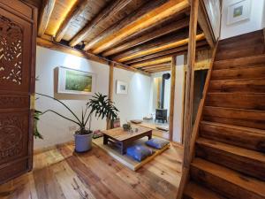 TV a/nebo společenská místnost v ubytování Secret Moon Guesthouse