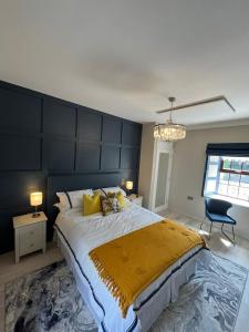 a bedroom with a large bed and a chandelier at Oakdale Lodge 
