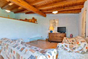 un soggiorno con un divano e una TV di Villetta Amelie a Baja Sardinia a Cala Bitta