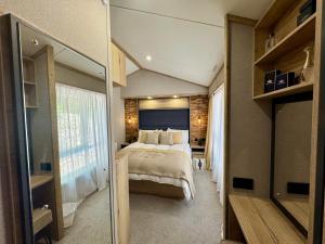 Aberdunant Hall Holiday Park客房内的一张或多张床位