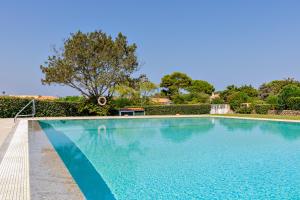 una grande piscina con acqua azzurra di Villetta Amelie a Baja Sardinia a Cala Bitta