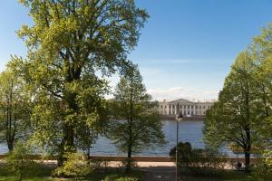 vistas a un río con árboles y a un edificio en The Bridge Hotel, en San Petersburgo