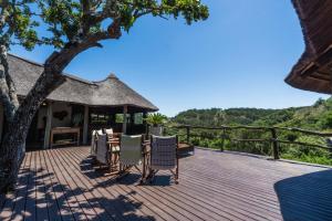 PatersonにあるLalibela Game Reserve Tree Tops Safari Lodgeの木の木の木の木の木のデッキ