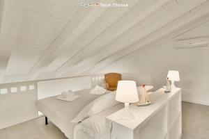 1 dormitorio blanco con 1 cama con 2 lámparas en Blue Marine, TerreMarine, en Riomaggiore
