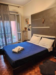 a bedroom with a large bed with a blue sheet at CASA TIO PIERO Centrale accogliente e confortevole in Asti +22 photos