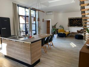 Χώρος καθιστικού στο 2 Bed House Sleeps 4 - Pets Ok - Pool - Fireplace