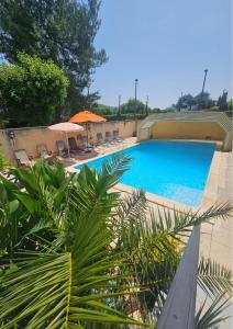 Bazén v ubytování Maison avec piscine nebo v jeho okolí