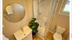 Koupelna v ubytování Makosieje Modern House - bon turystyczny,15 m od jeziora,ogrzewanie,wifi + 22 fotografií