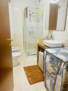 een badkamer met een wastafel, een toilet en een douche bij La Ciminiera in Prato +10 foto's