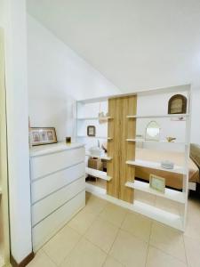 een kamer met witte kasten en een bed bij La Ciminiera in Prato