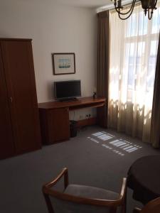 TV a/nebo společenská místnost v ubytování Hotel Strandcafé Dischinger