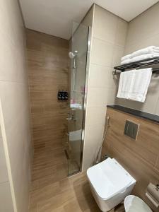 une salle de bain avec toilettes et douche en verre dans l'établissement Maryah Island Elegant Studio Near Cleveland & ADGM, à Abu Dhabi